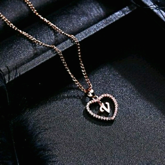 🔻Rose Gold🔻Letter V🔻Initial Necklace🔻 - Picture 3 of 3